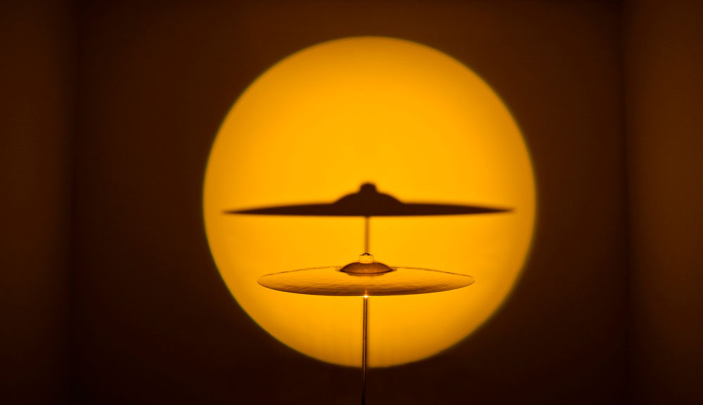 Fonoteca's tweet photo. El trabajo de Alba Triana convierte el sonido en una presencia visible: vibraciones que atraviesan la materia, luces que responden al movimiento y objetos que parecen despertar desde su propia resonancia. https://t.co/1t64SpyMNf