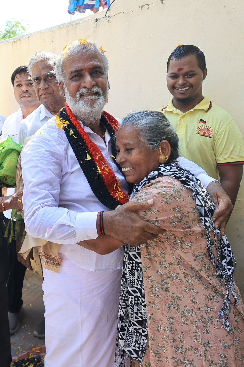 PKSekarbabu's tweet photo. துறைமுகம் சட்டமன்றத் தொகுதி வேட்பாளராகிய நான், வார்டு 55 மற்றும் 56 ஆகிய இரு வட்டங்களில் மதச்சார்பற்ற முற்போக்கு கூட்டணியினருடன் இணைந்து வீதி வீதியாகச் சென்று உதயசூரியன் சின்னத்திற்கு வாக்கு சேகரித்தோம். 

வாக்களிப்பீர் உதயசூரியன்!!! 🌅

#MkStalin #HattrickHarbour #SekarBabu #dmk
#ஸ்டாலின்_தொடரட்டும்_தமிழ்நாடு_வெல்லட்டும்