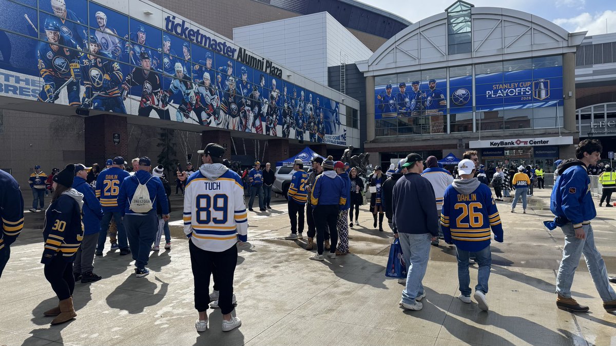 thadbrown7's tweet image. Party in the Plaza not even officially starting for another 30 minutes.
Already a pretty good crowd.
It’s chilly but not too bad.
#Sabres