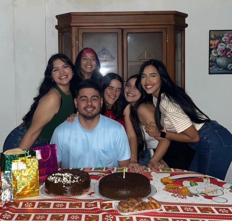 fabiichourio's tweet image. Lo mejor siempre será compartir con amigos 🤍 #TBT