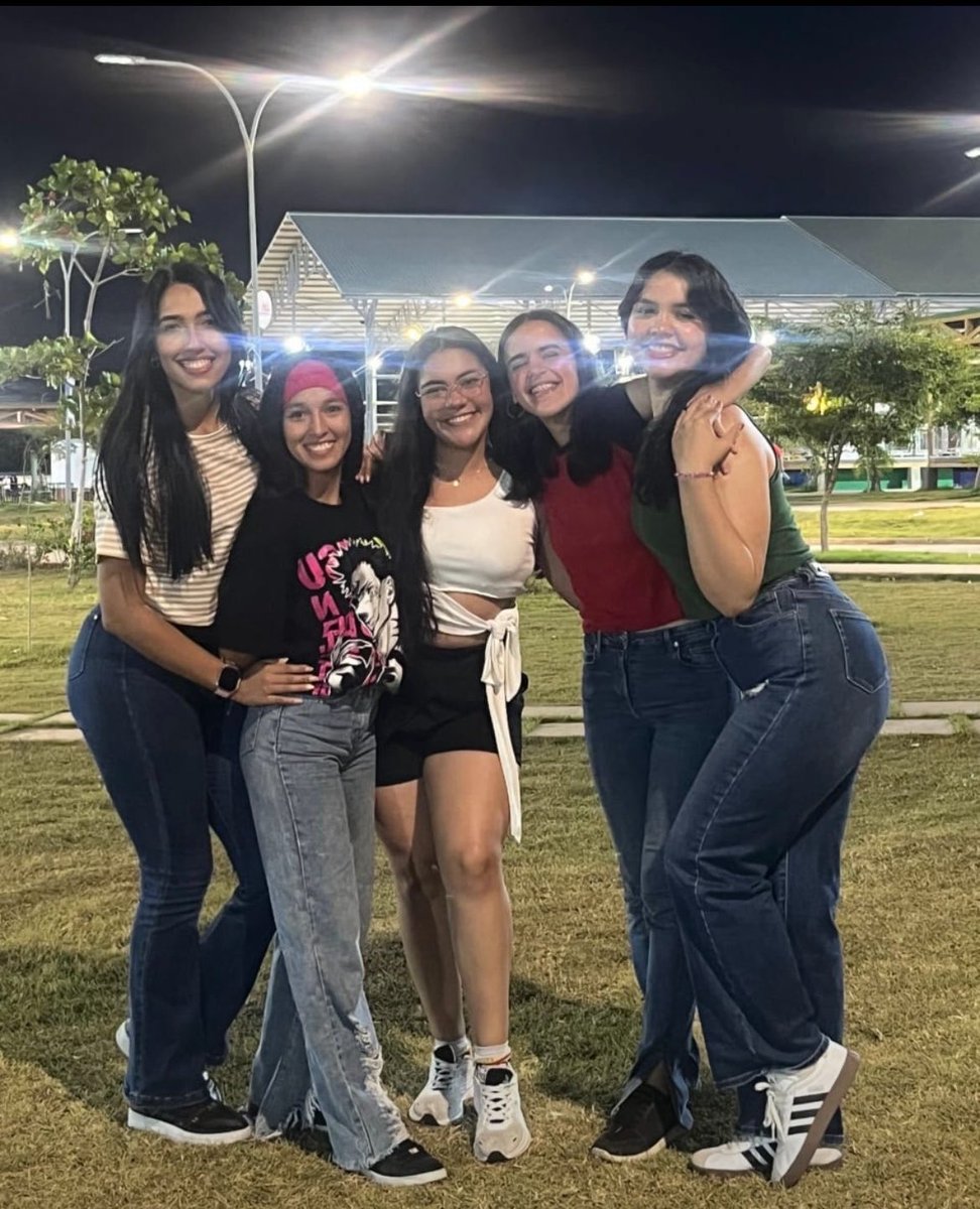 fabiichourio's tweet image. Lo mejor siempre será compartir con amigos 🤍 #TBT