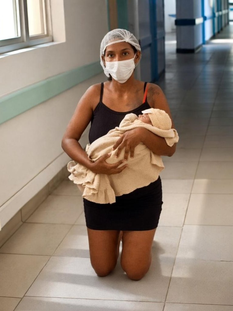 Mãe deixa a maternidade de joelhos após filho sobreviver com apenas 1% de chance de vida.