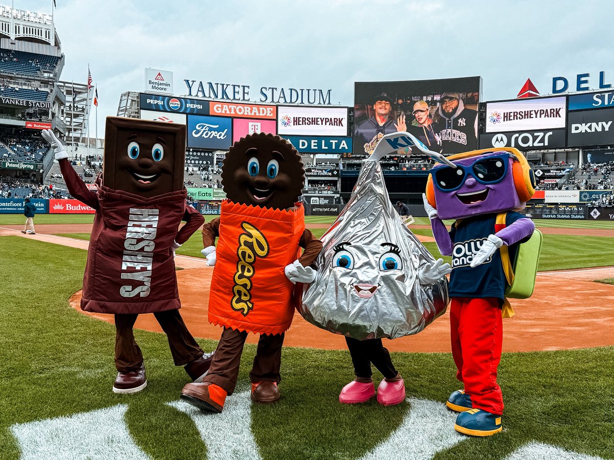 Yankees's tweet image. Today, the first 10,000 guests 14 and younger received a voucher for a free @Hersheypark ticket. We were excited to welcome @Hersheypark mascots Hershey Bar, Reese, Kiss and Jolly Rancher to Yankee Stadium to celebrate! 🍫🎟️

Head to tickets.hersheypa.com/storefront/sho… to unlock over 65% off