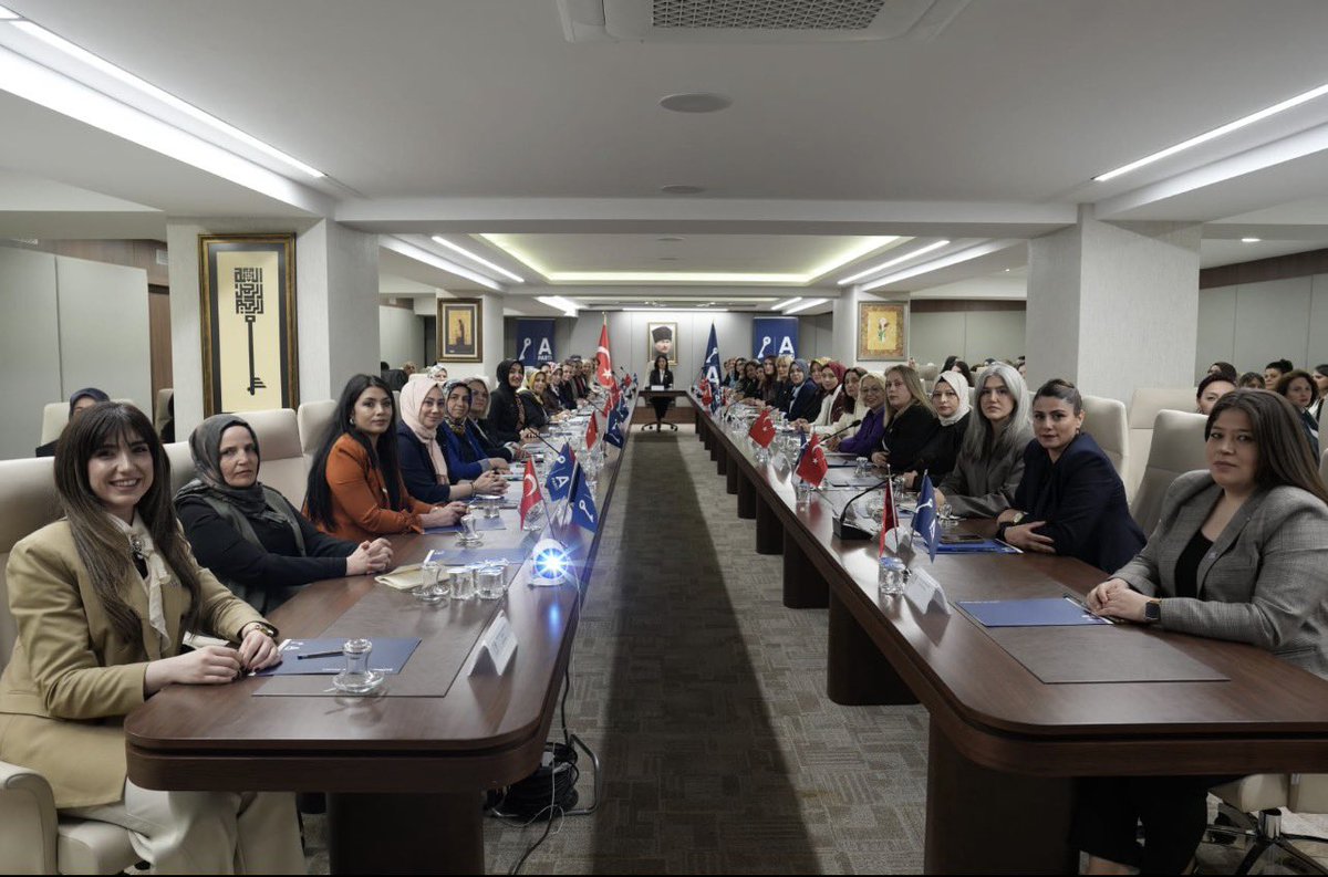 AnahtarGuncel's tweet photo. Anahtar Parti
Genel Merkez Kadın Kolları Başkanı Sayın Güntülü Kavuncu DEMİRTAŞ;

DİJİTAL ALTYAPIYLA SAHAYI DAHA GÜÇLÜ HALE GETİRİYORUZ

Genel Merkezimizde İl Kadın Kolları Başkanlarımızla bir araya geldik.
Sahadaki çalışmalarımızı daha güçlü hale getirecek dijital altyapımızın ön tanıtımını yaptık ve kapsamlı bir eğitim süreci başlattık.

Bizim için mesele sadece teknoloji kullanmak değil.
Mesele, sahadaki emeği daha görünür, daha etkili ve daha organize hale getirmek.

Kadın kollarımız teşkilatımızın en güçlü damarlarından biri.
Şimdi bu gücü, dijital imkânlarla daha hızlı, daha koordineli ve daha etkili hale getiriyoruz.

Amacımız çok net:
Sahadaki sesi doğrudan merkeze taşıyan, veriyi doğru kullanan ve hızlı hareket eden bir teşkilat yapısı kurmak.

Bu adımın, sadece bugünü değil;
Anahtar Parti’nin yarınını güçlendirecek önemli bir başlangıç olduğuna inanıyorum.

Katılım sağlayan tüm İl Kadın Kolları Başkanlarımıza ve kıymetli teşkilatımıza teşekkür ediyorum.

Dijitalleşen dünyada;
kadınların emeğini büyüten, sözü güçlendiren bir teşkilatla yolumuza devam ediyoruz.

 #KadınlarlaGüçlüTeşkilat 

@anahtarparti @yavuzagiraliog @APartiSimo @anahtarkadink @hguntulu