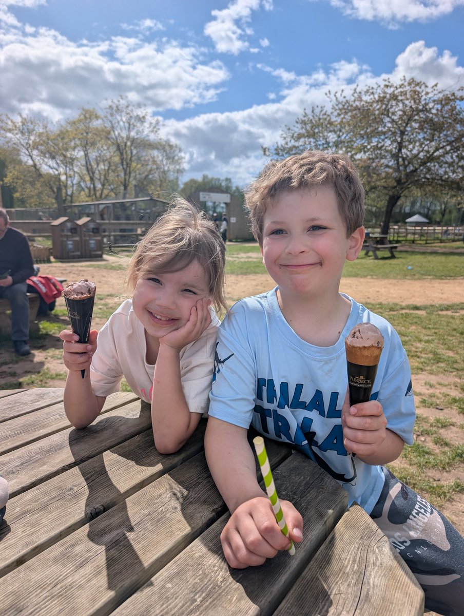 LLLChick's tweet image. We've had the best weekend, Sheffield next time @zoe_bearx ❤️❤️ #Besties #Family #ThankFckImAlive #HoldOnThingsChange #MentalHealth