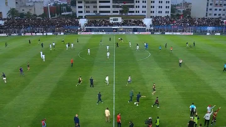 E1899FCB's tweet photo. نصف نهائي كأس الكونفدرالية الأفريقية.
أولمبيك اسفي 🇲🇦
🆚️
اتحاد العاصمة 🇩🇿
: جماهير مغربية تقتحم أرض الملعب!!!! 🤦🏾♂️ @caf_online_FR عار #afcfc #caf https://t.co/zNSsLwerXo