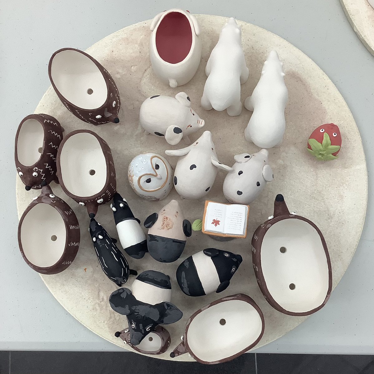 MidoriTakaki's tweet image. I have just loaded the kiln for a glaze firing. I am exhausted. It was a looong day. Most went in but not all. My head is exploding and my body aches all over.
Now shower and do nothing is my plan tonight. 
#ceramics
