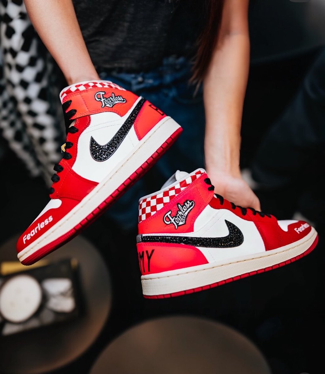 nuna_24's tweet photo. Nikki had custom kick made that she was going to wear for the WrestleMania match. Unfortunately we will need to wait a little longer to see those kick in action.🥺❤️ #Wrestlemania @NikkiAndBrie 

📸:@MACHE275 https://t.co/AS0pwZTLQv
