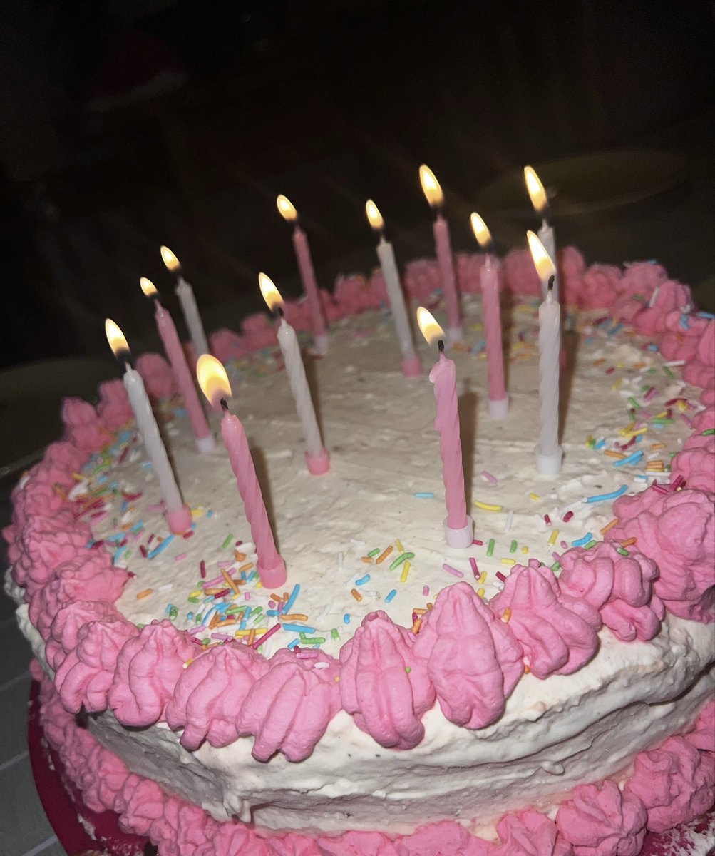 livkkw's tweet image. Baby is so good to me 🎂💗 made me a cake in my favourite color 

#happybirthday #spoiled #girlfriend