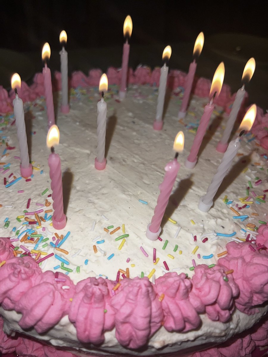 livkkw's tweet image. Baby is so good to me 🎂💗 made me a cake in my favourite color 

#happybirthday #spoiled #girlfriend