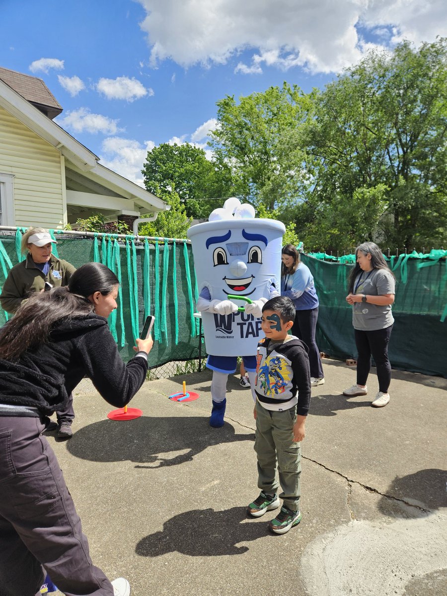jcpsls's tweet photo. 🌟💜 Grateful to join La Casita Center in celebrating Día de lxs Niñxs. Languages and cultures make our community stronger 🎉🌍
#EquityThroughLanguageAccess @DrJillHandley
@JCPSAsstSuptASP
@JCPSKY https://t.co/tp37K7fRUu