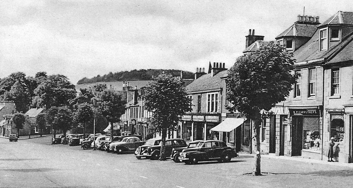 tourscotland's tweet image. Old Tour #Scotland #Ancestry Travel Visit #Genealogy #Scottish Family #History Blog #photography of vintage cars and shops on the High Street in #Biggar. In the 14th century, the Fleming family were given lands in this area by Robert the Bruce tour-scotland-photographs.blogspot.com/2018/02/old-tr…