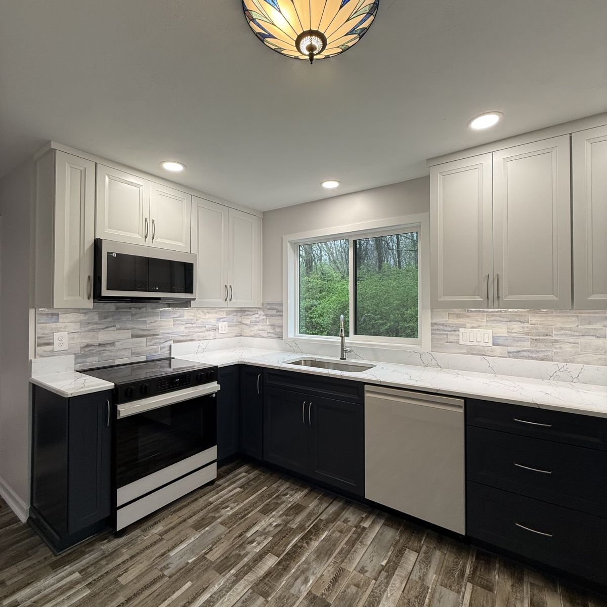 HMRemodeling_'s tweet image. 🍽️ Full remodel or quick upgrade — HM Remodeling handles it all.

Cabinets, countertops, flooring, lighting &amp;amp; finishing touches. No project too big. No detail too small. ✨

One team. Done right. 📲 (574) 217‑4384
#HMRemodeling #KitchenRemodel #SouthBendRemodeling