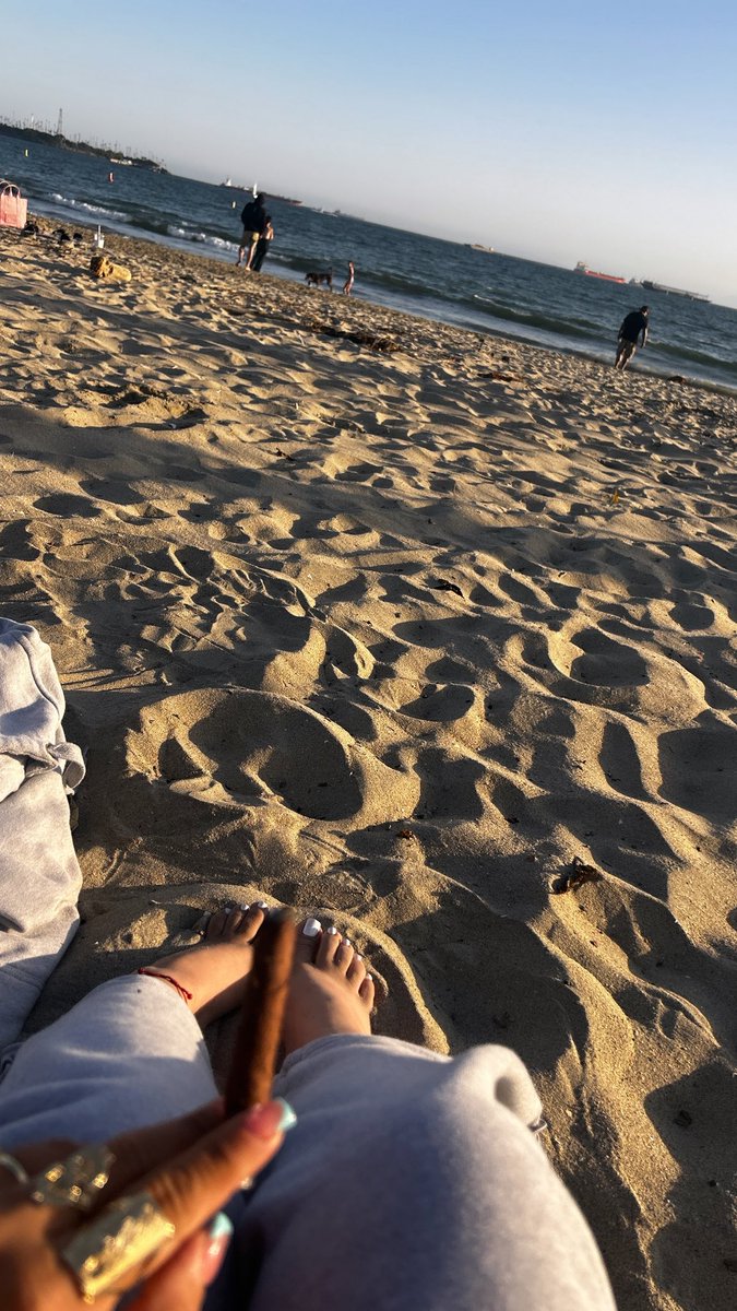 tetasalv's tweet image. beach n smoke?? ☀️ #whitetoes #beach #losangeles #selling #latina