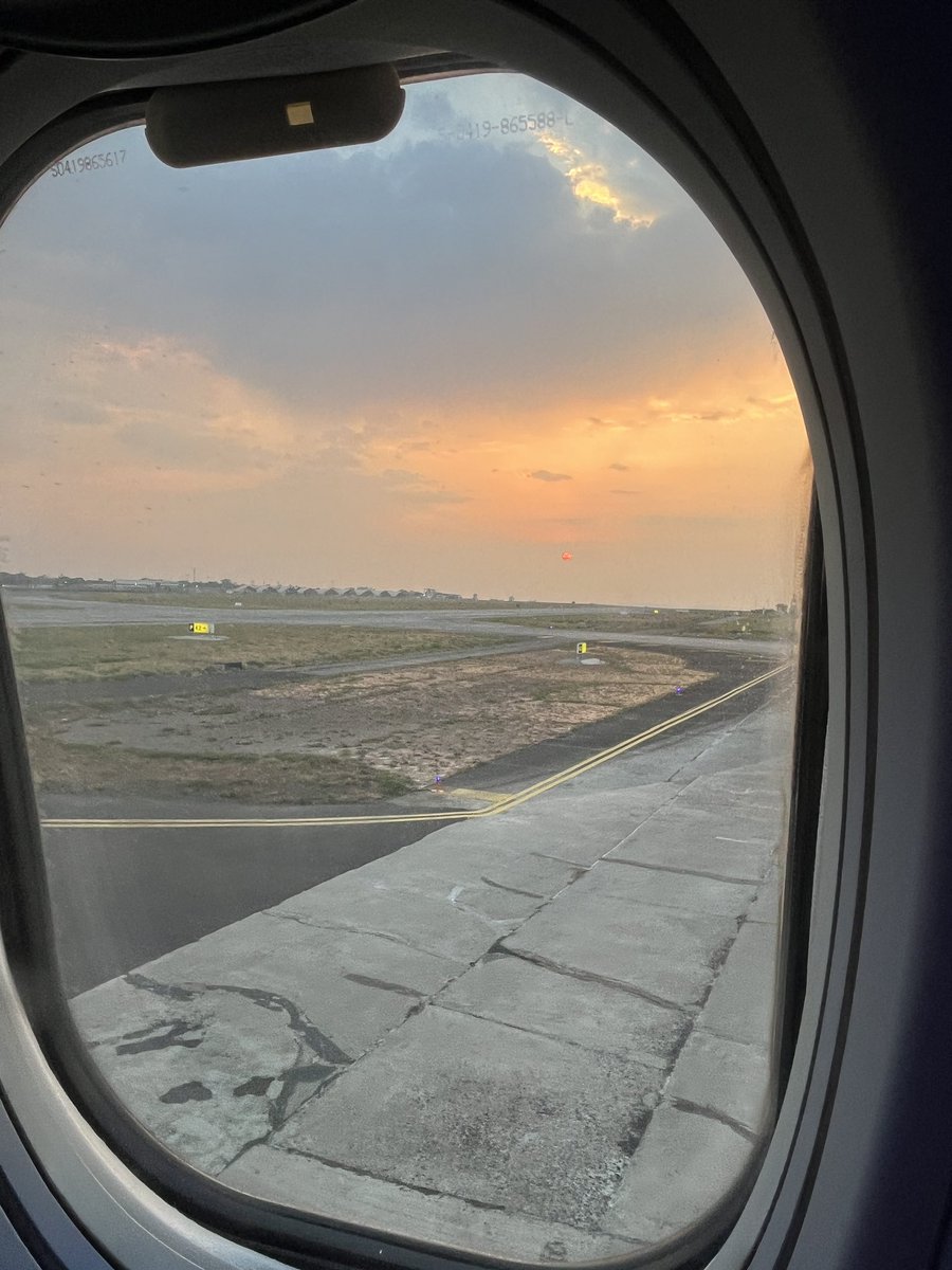 _jadhavrohit's tweet image. Monday morning flight back to the city. Sleep pending, goals boarding.
#MondayMorning #MondayBlues #Hustle