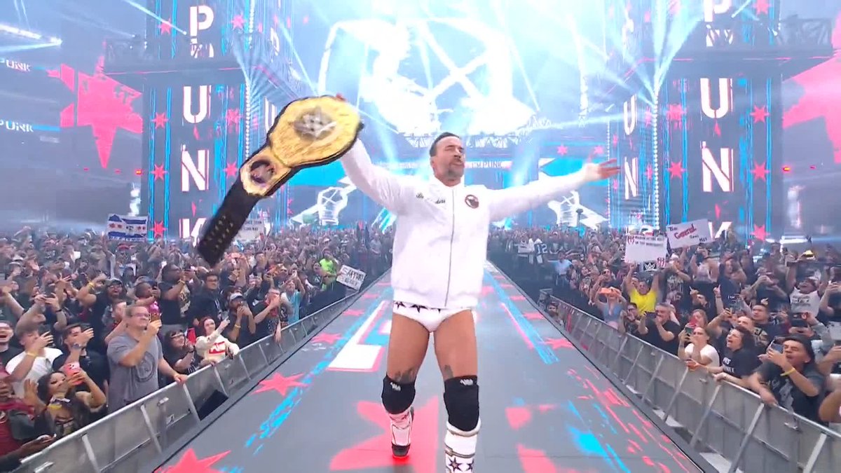 CM Punk walks out to his iconic Miseria Cantare theme.

#WrestleMania https://t.co/mBvfEz01VA