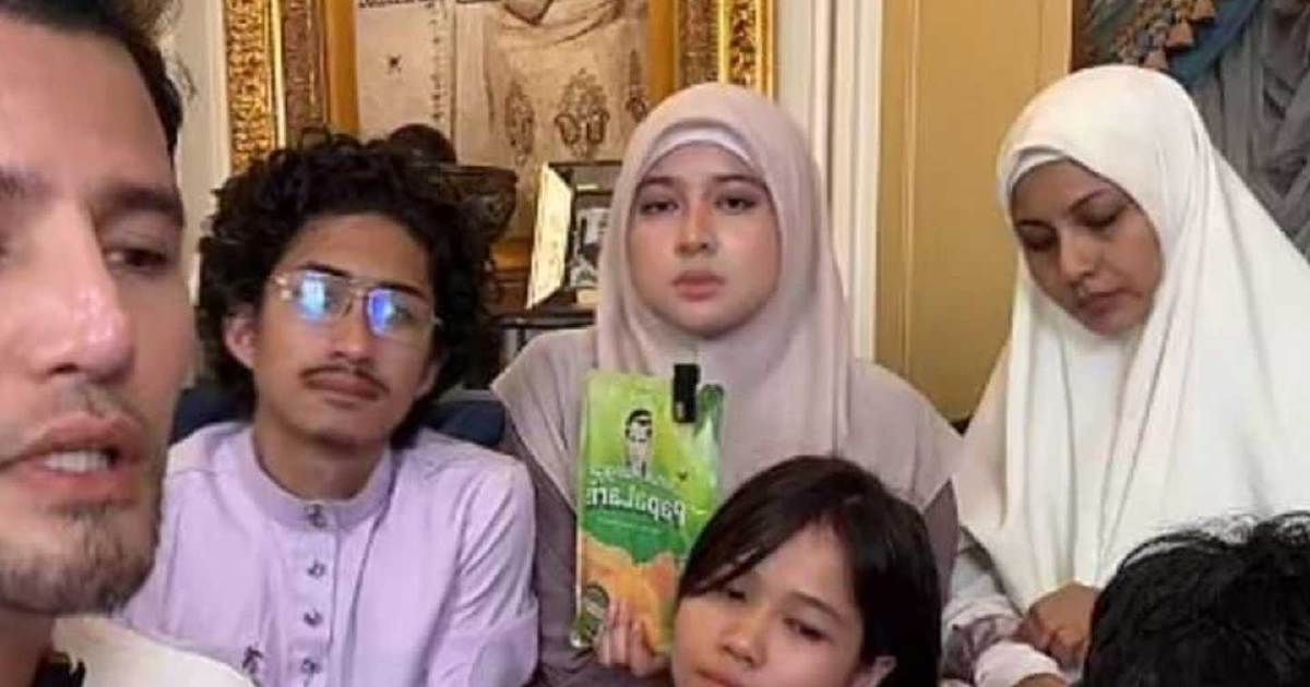 hmetromy's tweet image. #Rap Dalam sebuah sesi siaran langsung, malam tadi, Aliff Syukri menegaskan nilai wang terbabit tidak pernah diberikan kepada Norish mahupun anak perempuannya, Manda. 

hmetro.com.my/rap/rapextra/2…