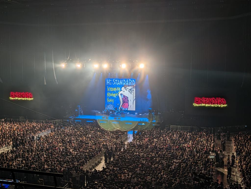 dohatsu1028's tweet photo. Hi-STANDARD　TOUR　Kアリーナヨコハマ
やっぱりハイス���は神！
ツネちゃんいないのは寂しいけど…この歳になってもハイスタ見れることに感謝。
体はついていかないけどねw
同世代のみんながあの頃のキッズに戻った顔してていいなーって思った。
ありがと、ハイスタ！
#Hi-STANDARD　#ハイスタ https://t.co/06pkweXz7J