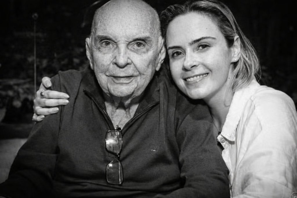 uaimaycon's tweet photo. descanse em paz seu gerardo a ana vai precisar de muito amor aqui fora pra passar por isso tudo https://t.co/MByDsjq8nQ
