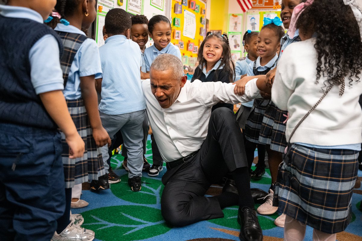 BizRepublicNews's tweet image. Former President @BarackObama met for the first time on Saturday with #NewYork Mayor @ZohranKMamdani at a childcare center in the South Bronx, where they read to preschoolers and led a singalong. Obama and Mamdani did not take questions after reading... tinyurl.com/42k4szy7