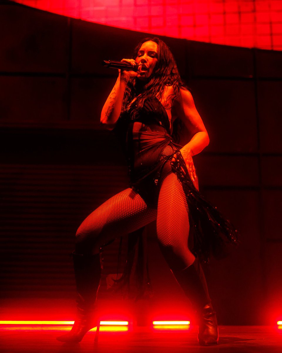 ToyotaCenter's tweet photo. The countdown is on! Demi Lovato stunned at opening night of her It’s Not That Deep Tour. We can’t wait to experience this show live. See you at Toyota Center on May 25 🤍 

🎟️: https://t.co/L6tK4J8k9j https://t.co/wt04dCN7yg