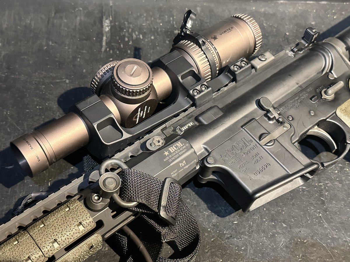 GunsAndAmmoMag's tweet image. A Well-Dressed AR-15: @BravoCompanyUSA Recce-16 with MCMR handguard, @VortexOptics Razor HD, @VikingTactics sling, @DueckDefense offset back-up sights, and @SureFireLLC SOCOM-556 #suppressor and Scout light with high-output Turbo LED. #AR15