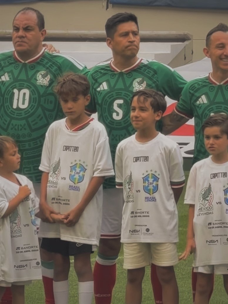 happydag_'s tweet photo. El chamaco de mi chamaca salió en el protocolo del partido de leyendas 😭😭😭 yo lo "conozco" desde que estaba en la panza de su madre😭😭✨ https://t.co/xuRlprgnLL