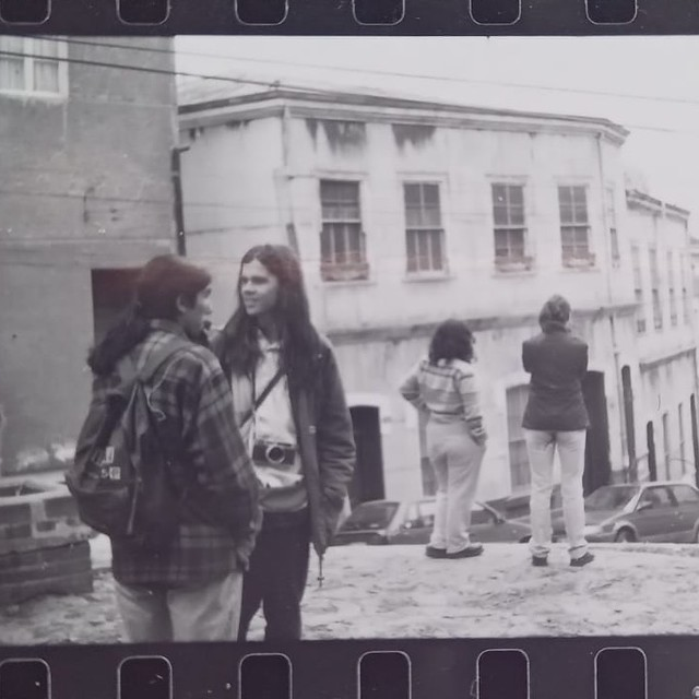 hernancastro_'s tweet photo. Tomando fotografías por Valparaíso, 1998. Autor: Ricardo Salazar. https://t.co/szzFwC2wVa #apuntesyviajesvalparaiso #valparaiso #fotosantiguasvalparaiso 📸🚠 https://t.co/WQrqzuFHJJ