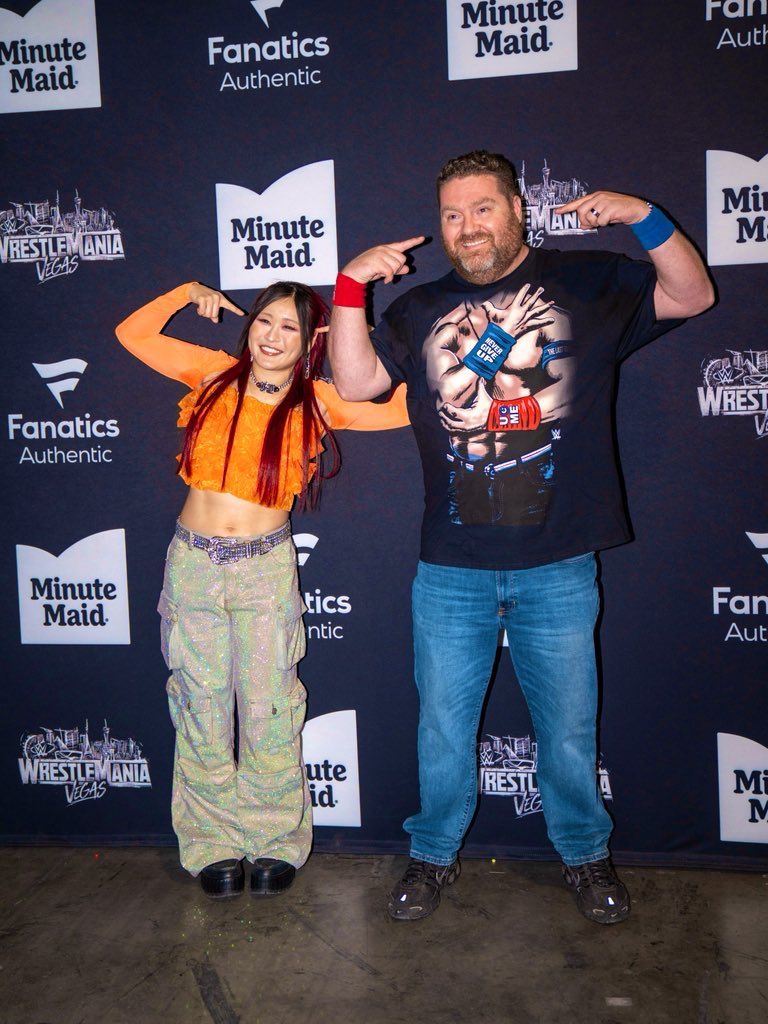 fanatics_events's tweet photo. RHIYO just doing RHIYO things at #WWEWorld ❤️❤️ https://t.co/qLQPiCrTds