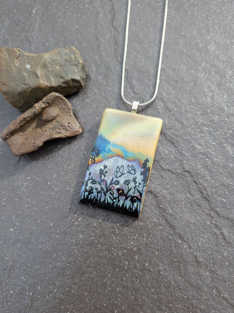 Samphireglass's tweet image. Beautiful new landscape scene necklace. Wonderful handcrafted glass pendant made from a unique reactive glass technique and hand applied black enamel wildflower silhouette. Lovely gift ideas. 

#handcrafted #giftideas #shopindie

samphireglass.etsy.com/listing/448969…