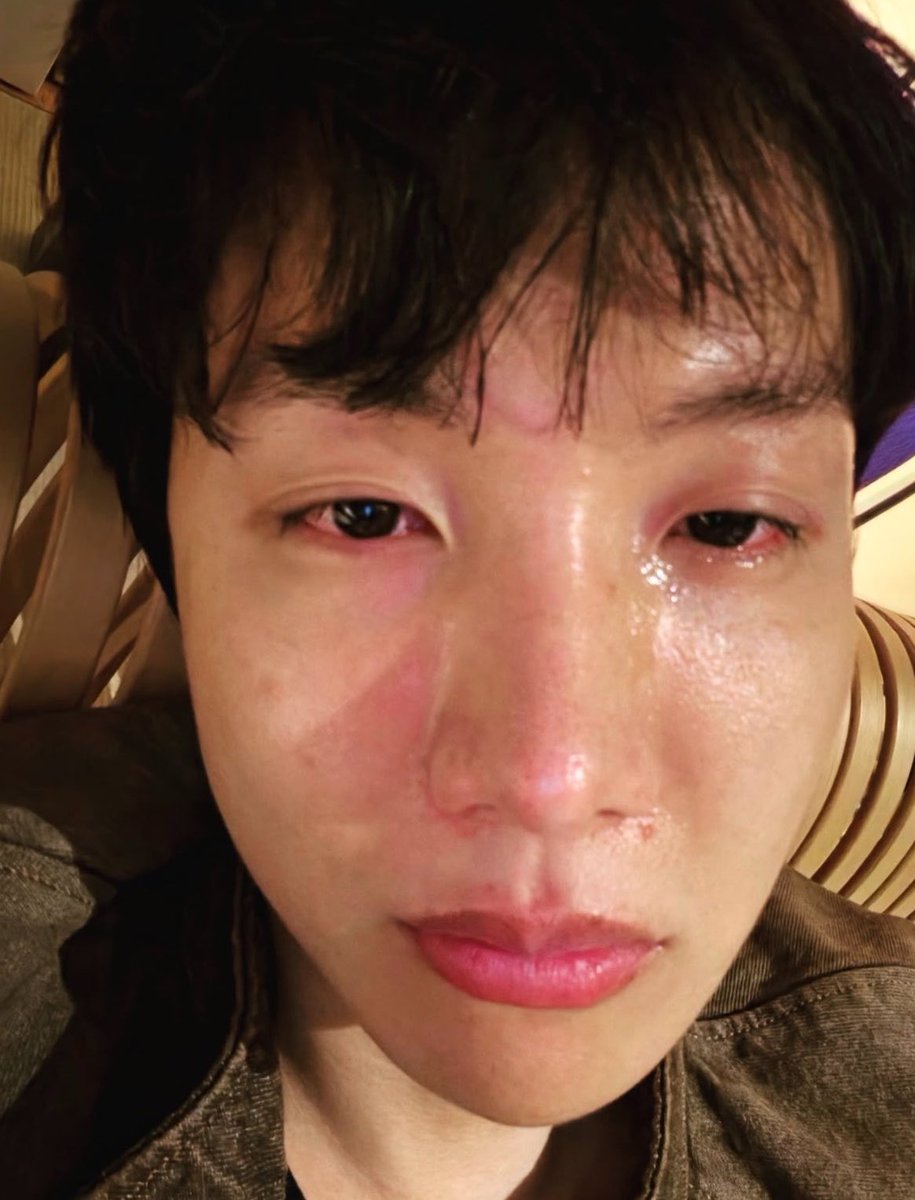 Essa foto do hobi chorando partiu meu coração em mil pedaços,só queria poder abraçar ele:(