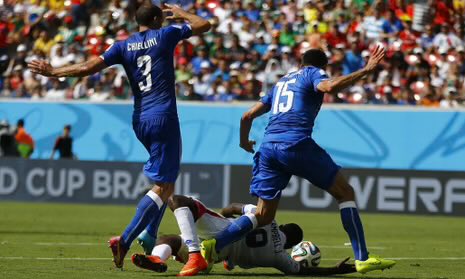 El mismo chileno hijo de puta que decidió que esto no era penal en una Copa del Mundo está ahora a cargo del VAR en Costa Rica. Un incompetente de mierda ladrón.