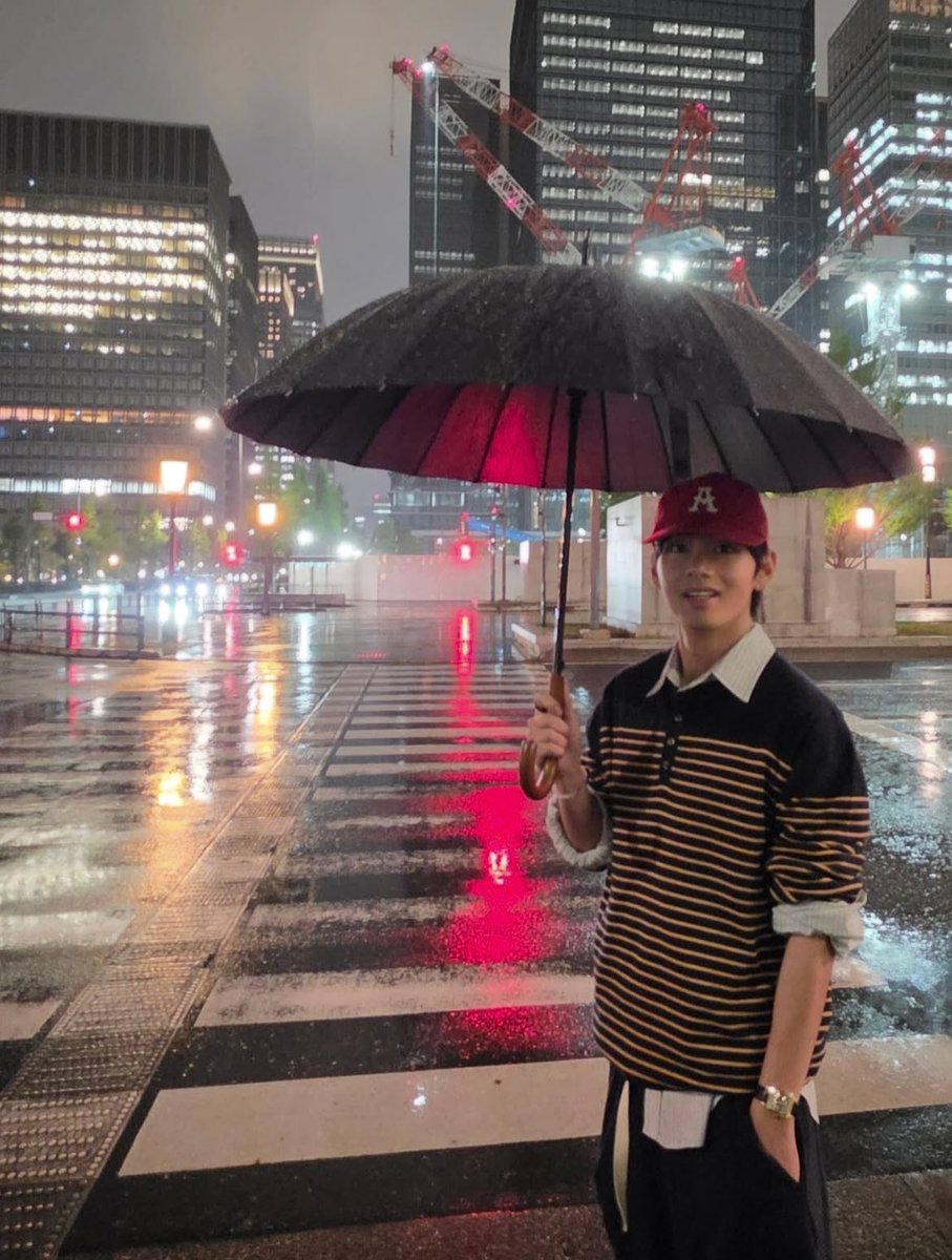 ktaehbrasil's tweet photo. Taehyung no recente post do J-HOPE via Instagram https://t.co/xLIYGb5ve9