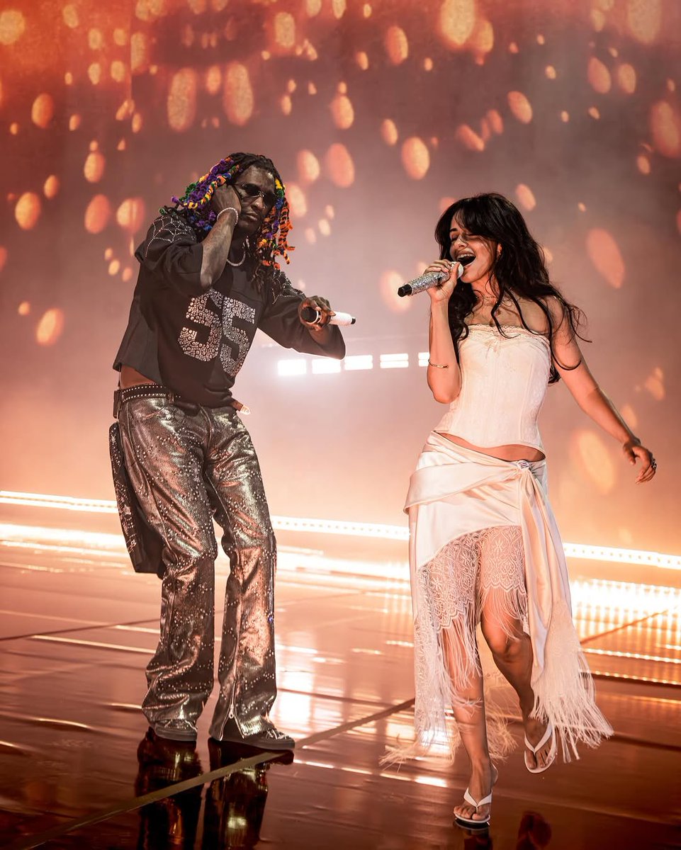 MediaMoonshine's tweet image. #FOTO | Camila cantando Havana durante su presentación en #Coachella 📸