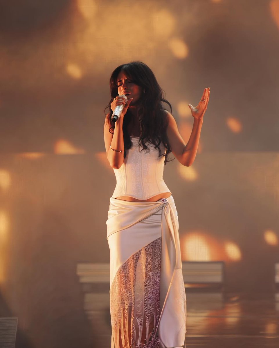 MediaMoonshine's tweet image. #FOTO | Camila cantando Havana durante su presentación en #Coachella 📸