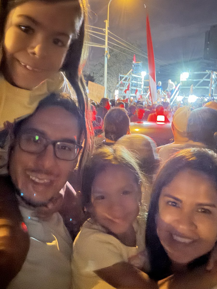 imdaub's tweet photo. Marcha por la democracia. Sin importar por quién votaste, tus afiliaciones políticas o religiosas, no podemos permitir que nos roben nuestros votos. Hagamos respetar nuestros derechos. No se trata del candidato, sino de la voluntad del pueblo. Cómo esta vez lo hicieron contra RLA mañana lo harán contra otro candidato, el que se les cruce en el camino.