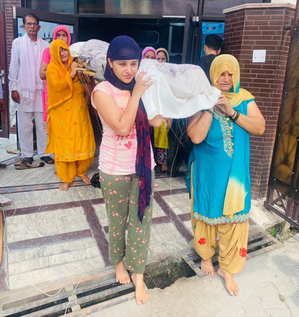 JiyaArora_777's tweet image. Since ancient times there has been discrimination between sons &amp;amp; daughters in India, to end this discrimination. Saint Gurmeet Ram Rahim Ji gave equal status to daughters as sons influenced by #GenderEquality Campaign, today daughters are also carrying the bier of their parents.