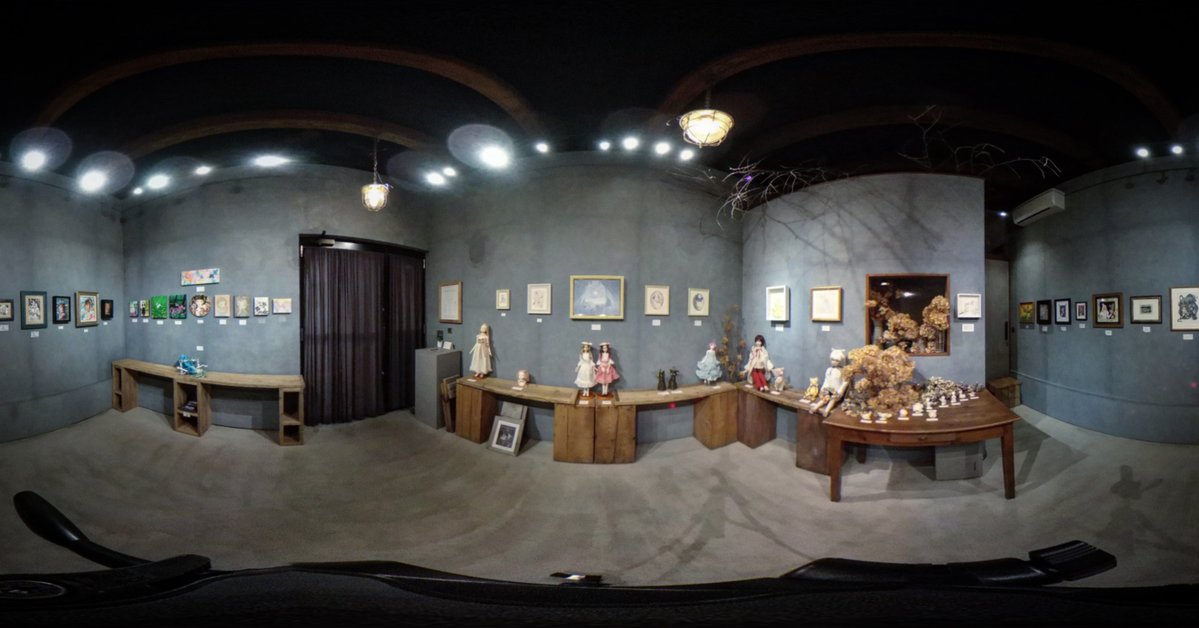 公募グループ展『 花と戯れ 鳥と唄えば  』の360°VR動画をYouTubeチャンネルにて公開しました。
スマートフォンにYouTubeアプリをインストールしてご覧いただきますとスマートフォンの動きに連動するVR空間を体感いただけます。