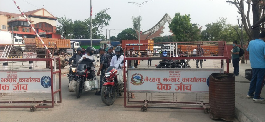 nepal_insight's tweet image. Border tension rises as Nepal enforces Rs100 tax on goods from India 🚨 Daily shoppers hit hardest, protests grow in Madhesh. Policy vs people-who pays the price? #Nepal #India #BorderIssues #Madhesh #Economy #breakingnews