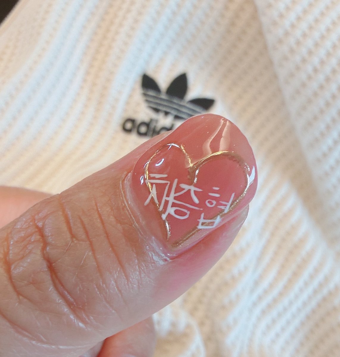 nao_JONG_HYEOP's tweet image. 韓国ペンミに向けてネイル行ってきました♪
前回は見せれる機会があったのに見せれなくて、今回はほぼ見せれないから、前回より分かりにくい仕上がりです笑
一応名前とイニシャルと🩷まみれと、彩雲描いてもらいました🌈
ヒョプ君とチャンと共に１ヶ月過ごします❤️
#채종협
#チェジョンヒョプ
#チャン