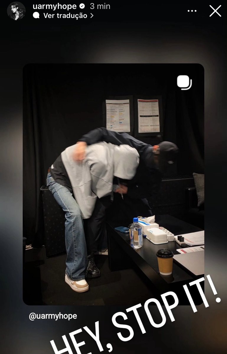 O Hoseok fazendo questão de postar a foto do Jungkook e do Seokjin nos stories do Instagram com a legenda “Ei, pare com isso”; esses jinkook são demais kkkkkkkk