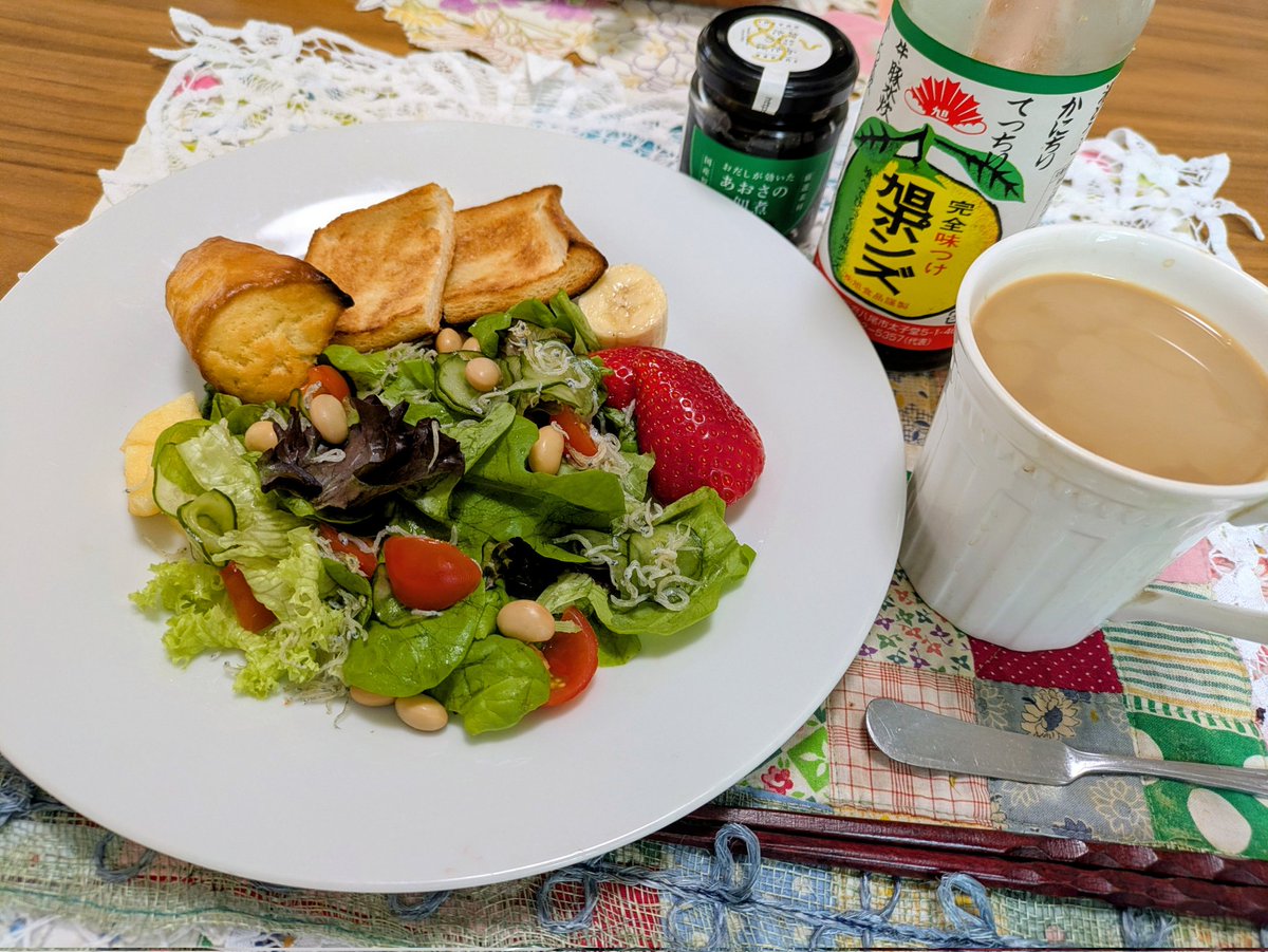 私朝食
パンはキィニョンの
パン耳セット😁🙌と
スコーン
どちらも 美味しい
ドレッシングは無し
旭ポンズかけ食べるのが好きなんです🙀

#私朝食
#キィニョン 
#旭ポンズ