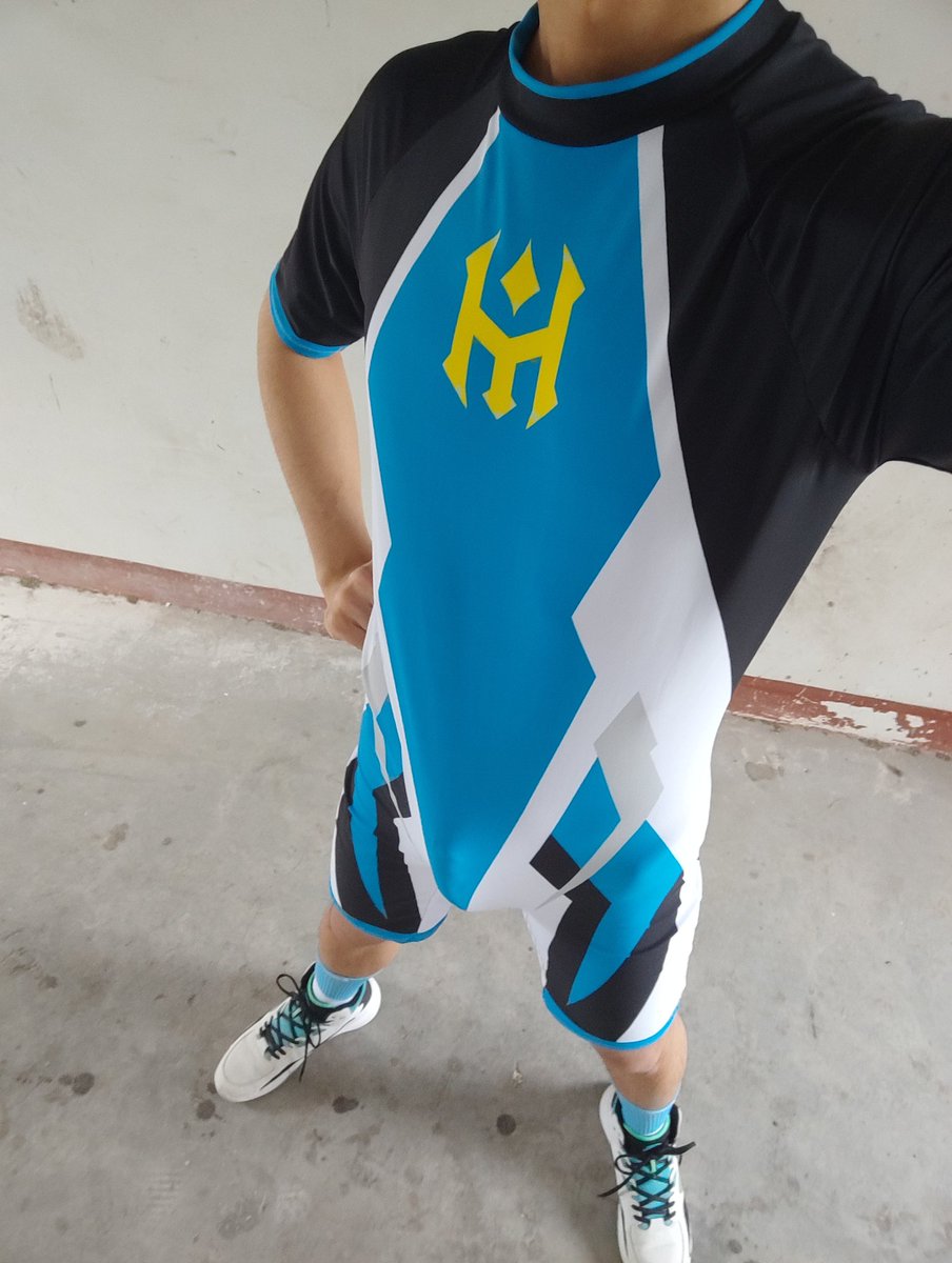 FrostShadow4's tweet photo. 只好一个人拍正面了
被好友强烈要求穿的小英雄服装！ https://t.co/TOptasf3HI