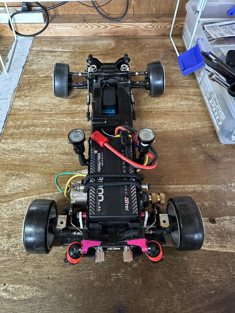 purpletrueno's tweet image. ニューボディ用にバッテリーを縦置きにしたので、まずはTLからやってくぜ！
ついでにナックルをBナックルにして、多分別の車になってるので、ほぼやり直し確定！笑
#TL01
#2駆ドリ