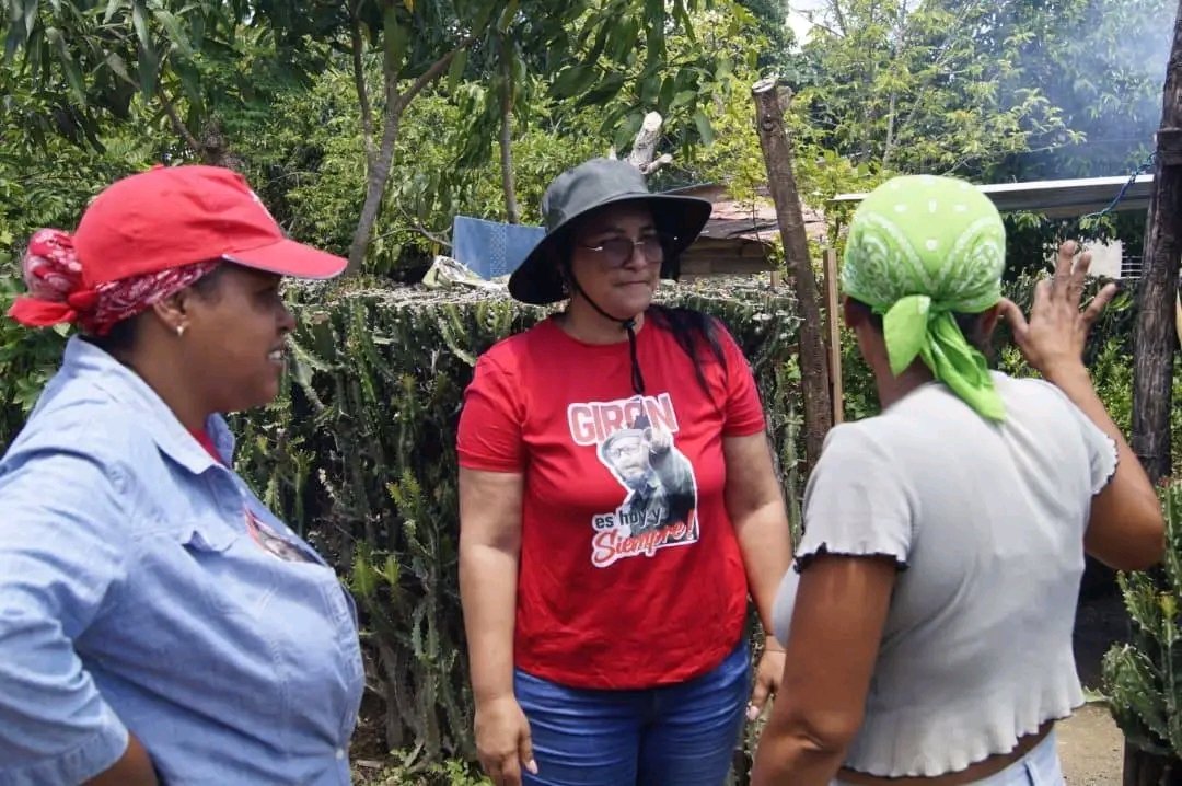 BarceloOrt92635's tweet image. En la comunidad "La Martí" en #Yara saludamos e intercambiamos con Ana Gabriel y evaluamos el estado constructivo de su vivienda.
Una mujer luchadora como cientos de miles en #Cuba