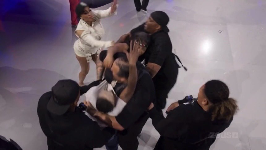 Galactica0777's tweet image. Anyone else peep Natalie drunk ass getting in every fight trying to stop the girls from fighting 

#BaddiesUSAChapterONE #BaddiesAfrica #baddies #baddiesreunion