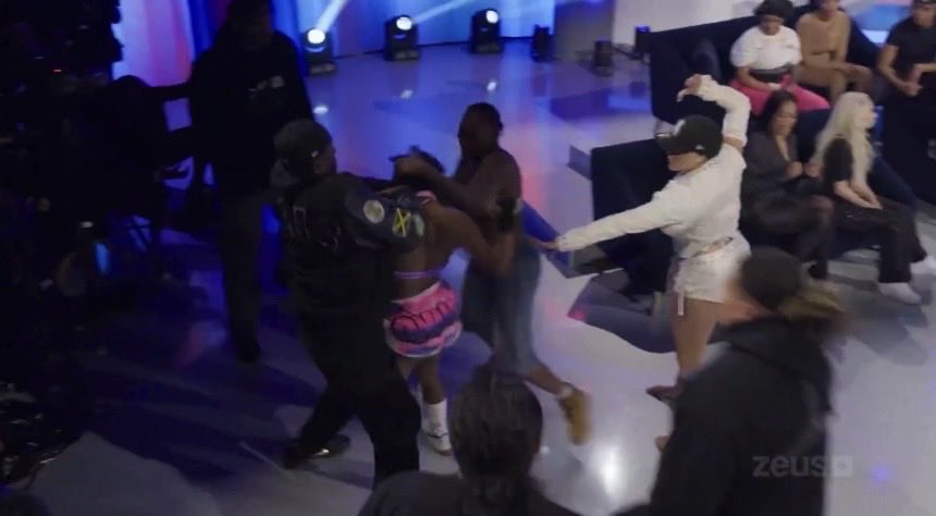 Galactica0777's tweet image. Anyone else peep Natalie drunk ass getting in every fight trying to stop the girls from fighting 

#BaddiesUSAChapterONE #BaddiesAfrica #baddies #baddiesreunion