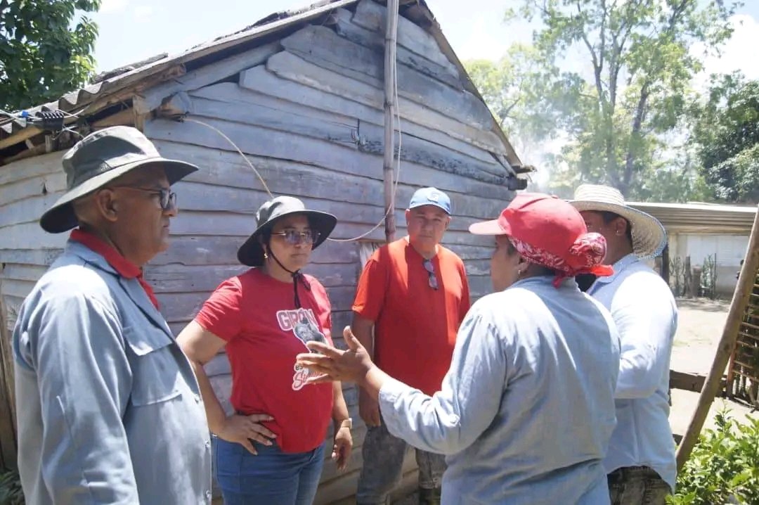 BarceloOrt92635's tweet image. En la comunidad "La Martí" en #Yara saludamos e intercambiamos con Ana Gabriel y evaluamos el estado constructivo de su vivienda.
Una mujer luchadora como cientos de miles en #Cuba