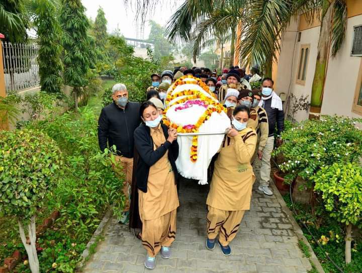 DeepakArora83's tweet image. Men and women are equal in every aspect but society still restrict women from doing various things such as doing last rites of parents, but Saint Gurmeet Ram Rahim Ji give equal importance to women also tell them to perform last rites of parents.
#GenderEquality