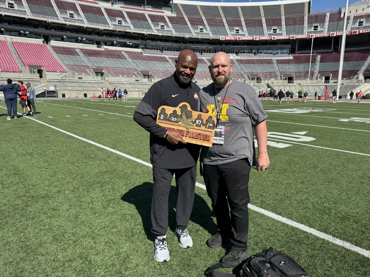 SpearsJacob's tweet photo. @R2X_Rushmen1 thank for the book recommendation; my wife let me jump on that.  Just got back to VA from the clinic, visiting family, and enjoying the spring game.  This clinic was the absolute best yet!  Thank you!  #coachingfraternity #Linemenpride #GoBucks https://t.co/MNrpg91Tur